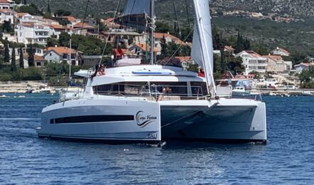 Steuerbord Bugaufnahme des Katamarans Bali 4.3 Carpe Ventum in Rogoznica in Kroatien