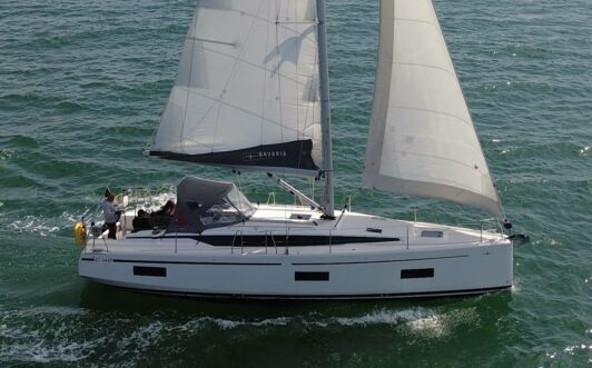 Steuerbord Aussenaufnahme der Bavaria C42 „Chapeau“ in Heiligenhafen