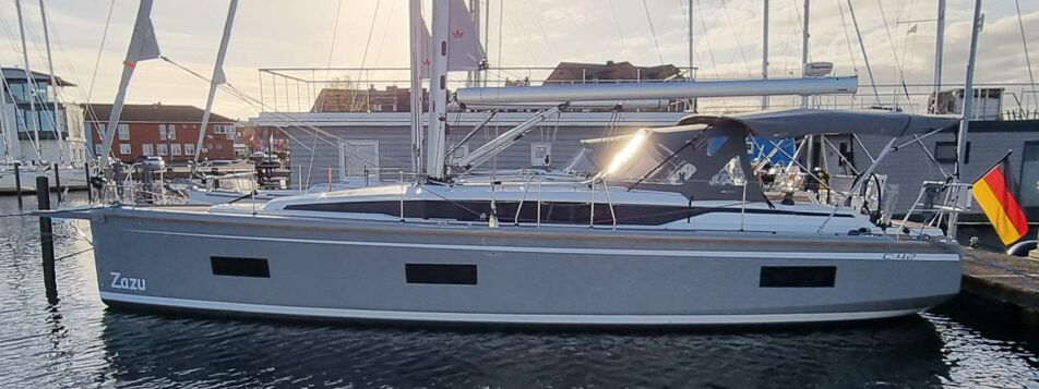 Backbord Aussenaufnahme der Bavaria C42 „Zazu“ in Heiligenhafen
