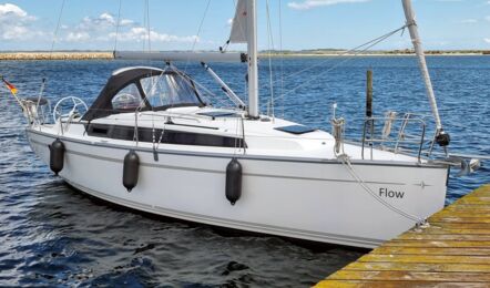 Bug- und Seitenansicht der Segelyacht Bavaria cruiser 34.2 „Flow“ am Steg in Heiligenhafen – Yachtcharter Ostsee
