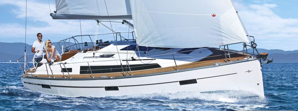 Eine Segelyacht Bavaria cruiser 37 segelt unter vollen Segeln, Crew sitzt am Seitendeck – Yachtcharter Ostsee (Werftbild)