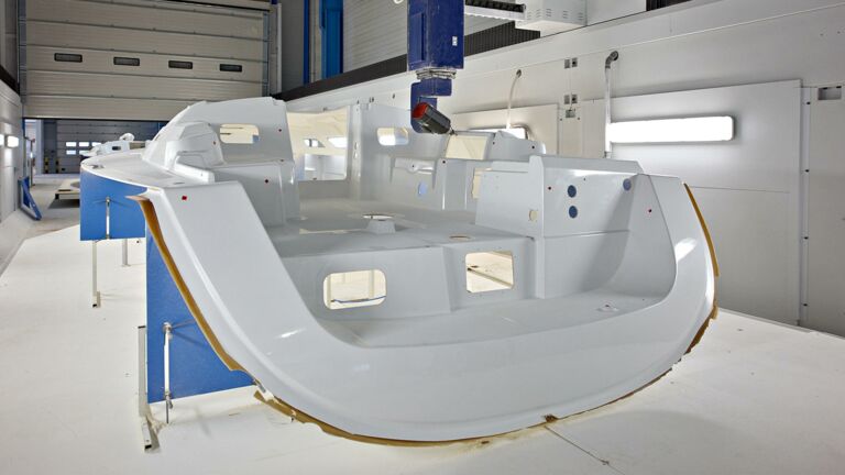 Rumpf einer Beneteau Yacht in der Fertigung Rumpf einer Beneteau Yacht in der Fertigung