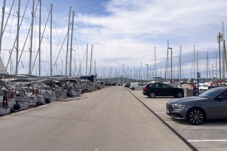 Parkplätze direkt am Steg in der Marina Kornati in Biograd
