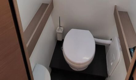 Separates WC des Katamarans Elba 45 „Balu“ mit Bordtoilette in der Nasszelle – Yachtcharter Kroatien
