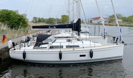 Backbord-Seitenprofil der Segelyacht Hanse 348 „Elea“ am Steg in Heiligenhafen – Yachtcharter Ostsee