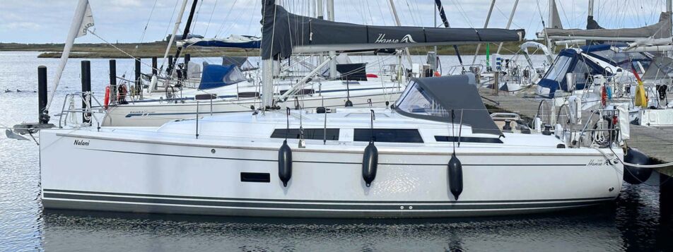 Backbord-Seitenansicht der Segelyacht Hanse 348 „Nalani“ am Liegeplatz in Heiligenhafen – Yachtcharter Ostsee