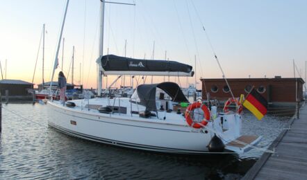 Backbordansicht am Steg der Hanse 348 Auszeit in Flensburg