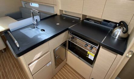 Pantry Innenaufnahme der Hanse 348 Nalani in Heiligenhafen