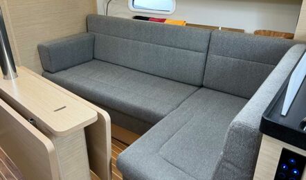 Salon Sofa Innenaufnahme der Hanse 348 Nalani in Heiligenhafen
