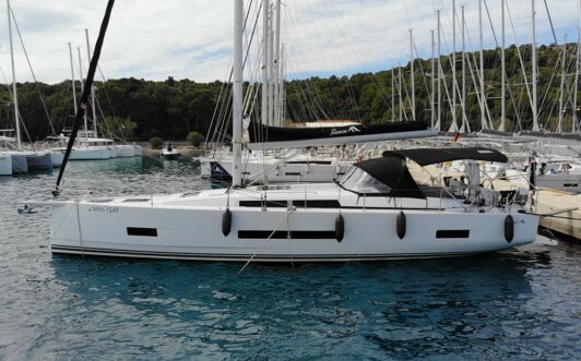 Backbord Aussenaufnahme der Hanse 460 „WILSON“ in Punat in Kroatien