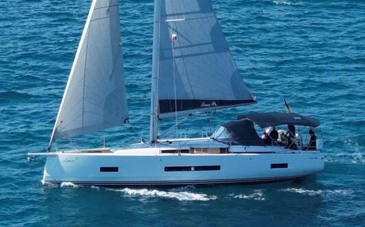 Backbord Aussenaufnahme der Hanse 460 „Antares“ in Can Pastilla auf Mallorca