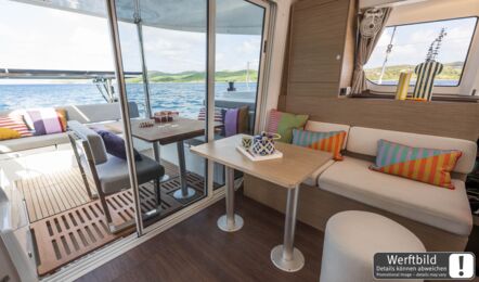 Salon einer Lagoon 38 mit durch geschlossene Türen getrennten Sitzgelegenheiten (Werftbild) – Yachtcharter Mallorca