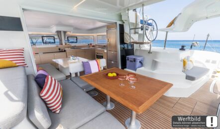 Außenbereich einer Lagoon 38 mit kombinierten Sitzgelegenheiten im Salon (Werftbild) – Yachtcharter Mallorca