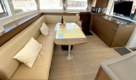 Salon mit Tisch und Fernseher des Katamarans lagoon 450 Irena auf Mallorca in Can Pastilla