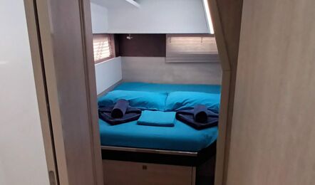Blick durch die Kabinentür in eine Doppelkabine der „Lady Mara“ mit Doppelbett und Decksluke – Yachtcharter Mallorca