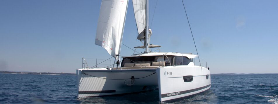 Bugansicht des Katamarans Lucia 40 „Luna Rossa II“ unter vollen Segeln vor Punat – Yachtcharter Kroatien