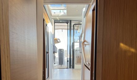 Niedergang der Moody DS41 „Orla“ mit Treppe vom Unterdeck zum Decksalon – Yachtcharter Ostsee ab Heiligenhafen