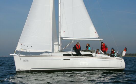 Backbord Aussenaufnahme der Oceanis 31 "sunshine" in Barth
