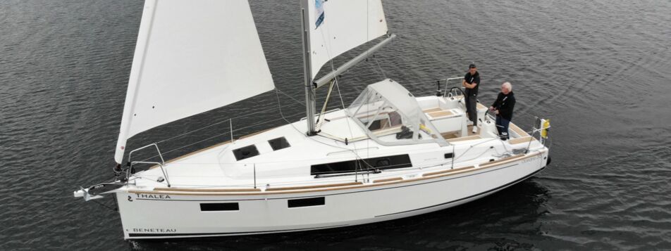 Luftaufnahme der segelnden Segelyacht Oceanis 35.1.2 „Thalea" mit Crew im Cockpit – Yachtcharter Ostsee