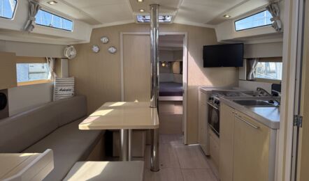 Heller Salon der Segelyacht Oceanis 38.1 „Nature“ mit hellem Holzausbau, offener Pantry und Blick zur Bugkabine – Yachtcharter Ostsee