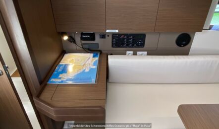 Innenaufnahme Naviplatz und Kartentisch des Schwesterschiffes Oceanis 38.1 Maja in Pula in Kroatien
