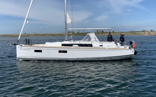Backbordansicht der Oceanis 38.1 Whitehaven