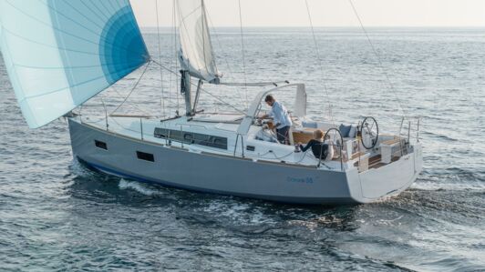 Backbord Aussenaufnahme einer Oceanis 38 in Heiligenhafen