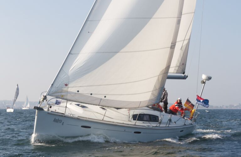 Bug Backbord Aussenaufnahme der Oceanis 43 "Andrea" in Heiligenhafen
