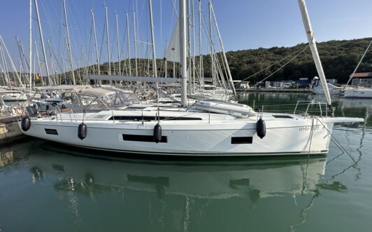 Steuerbord Aussenaufnahme der Oceanis 51.1 "Obelix" in Pula in Kroatien