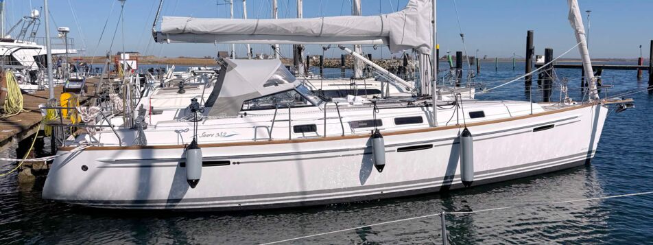 Seitenansicht der Segelyacht Saare 38.2 „St. Kitts“ am Liegeplatz im Hafen von Heiligenhafen – Yachtcharter Ostsee