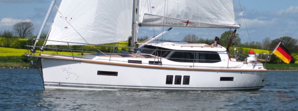 Die Segelyacht Sirius 35DS „Blue Fish“ unter vollen Segeln auf der Ostsee – Yachtcharter Ostsee ab Heiligenhafen