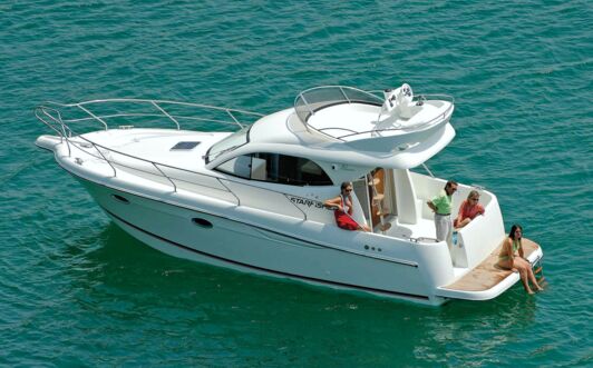 Backbord Aussenaufnahme einer Stafisher ST 30 Cruiser Flybridge in Heiligenhafen