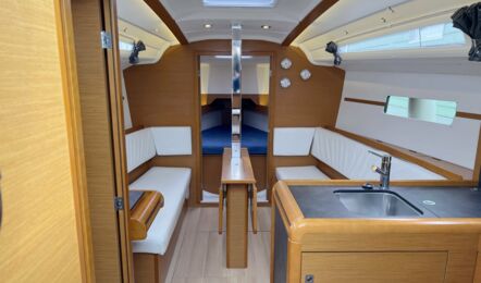 Salon Innenaufnahme der Sun Odyssey 349.2 Insula Solis in Heiligenhafen