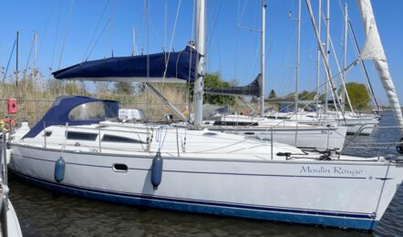 Steuerbord Aussenaufnahme der Sun Odyssey 40 "Moulin Rouge" in Barth