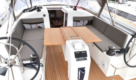 Blick in das Cockpit der Segelyacht Sun Odyssey 440 „Cassiopeia“ mit Bimini am Steg in der Marina von Heiligenhafen – Yachtcharter Ostsee