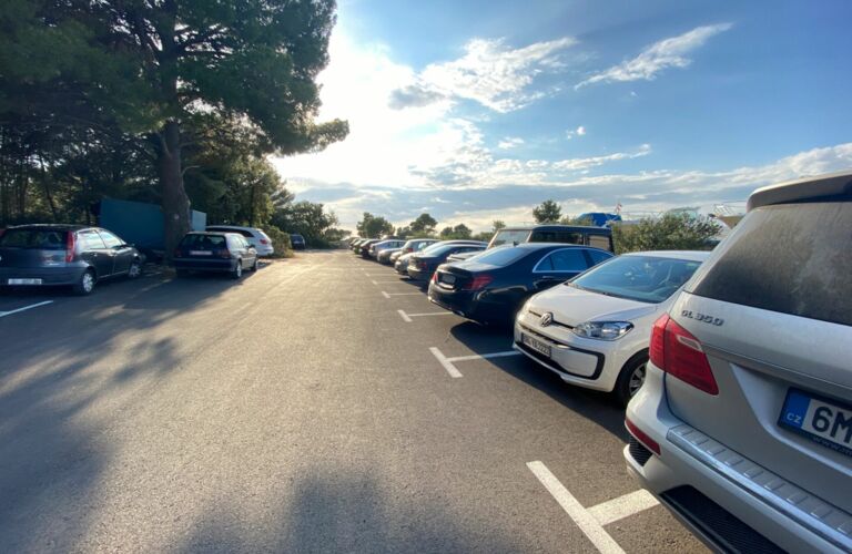 Sicher parken auf dem bewachten Gelände