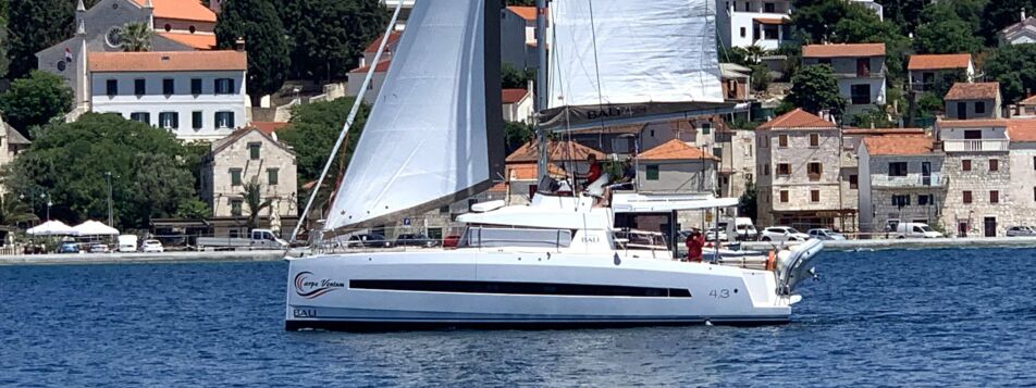 Backbord Aussenaufnahme unter Segeln des Katamarans Bali 4.3 Carpe Ventum in Rogoznica in Kroatien