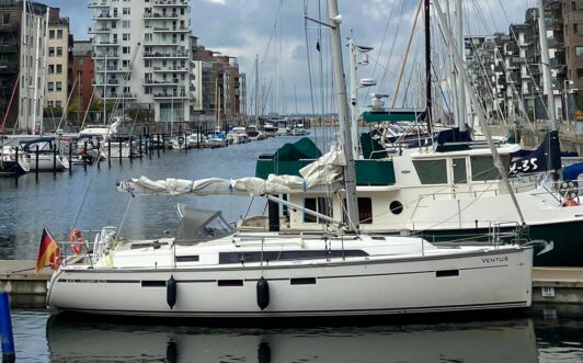 Steuerbord Aussenaufnahme der Bavaria cruiser 41 Sport „Ventus“ in Heiligenhafen