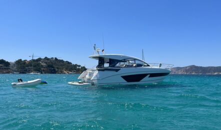 Steuerbord Aussenaufnahme der Beneteau GT 45 Pandora in Can Pastilla auf Mallorca