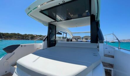 Heck Liegefläche Aussenaufnahme der Beneteau GT 45 Pandora in Can Pastilla auf Mallorca