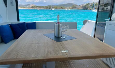 Plicht Cockpittisch Aussenaufnahme der Beneteau GT 45 Pandora in Can Pastilla auf Mallorca