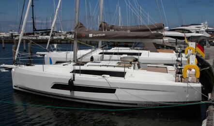 Seitenansicht der Segelyacht Dufour 37 „Chiquitita“ am Steg mit Persenning über dem Großbaum – Yachtcharter Ostsee, Heiligenhafen