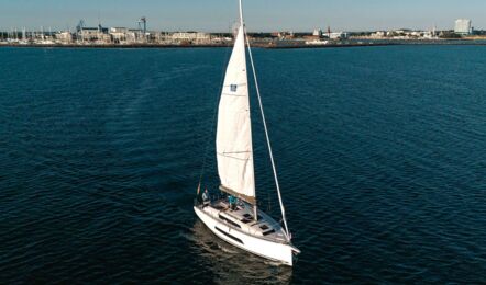 Vogelperspektive auf Bug und Deck der Segelyacht Dufour 37 „Chiquitita“ unter Segeln – Yachtcharter Ostsee
