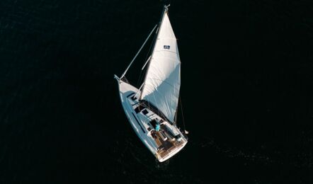Vogelperspektive auf das Deck der Segelyacht Dufour 37 „Chiquitita“ unter Segeln – Yachtcharter Ostsee