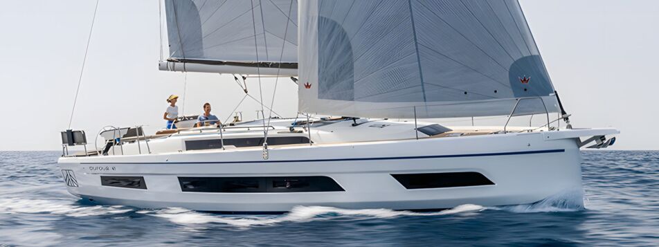 Eine Segelyacht Dufour 41 unter vollen Segeln auf dem Wasser, Seitenprofil – Yachtcharter Ostsee (Werftbild)