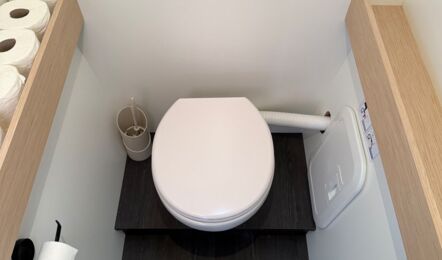 Bord-WC mit Marine-Toilette in einer Nasszelle des Katamarans Elba 45 „Yara“ – Yachtcharter Mallorca