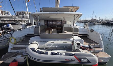 Blick vom Heck ins Cockpit der Segelyacht FP44 „Hi iaka“ mit darüberliegender Flybridge und großem Dinghy am Steg in Palma – Yachtcharter Mallorca
