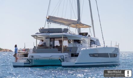 Ein FP 44 Katamaran vor Anker, Heckansicht mit Badeplattform, Cockpit und Flybridge (Werftbild) – Yachtcharter Mallorca