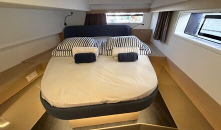 Achterkabine auf der Backbordseite der Segelyacht FP44 „Hi iaka“ mit großer Doppelkoje und großzügigem Raumangebot – Yachtcharter Mallorca