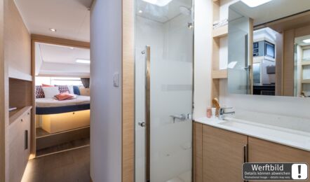 Nasszelle eines FP 44 Katamarans mit separater Duschkabine, Waschtisch und Spiegel (Werftbild) – Yachtcharter Mallorca